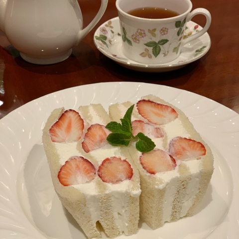 30周年記念　苺のフルーツサンド